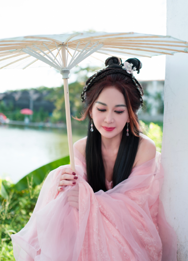 天策吧 59岁的温碧霞再现妲己妆造，这脸和身材跟当年比，完全没有什么变化