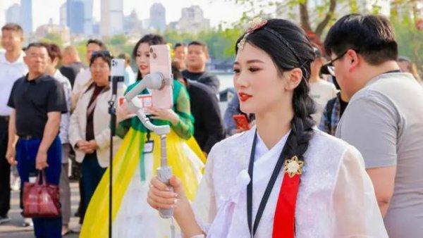 聚创配资 你刷到的爆款起号帖子，正被10万人流水线制造